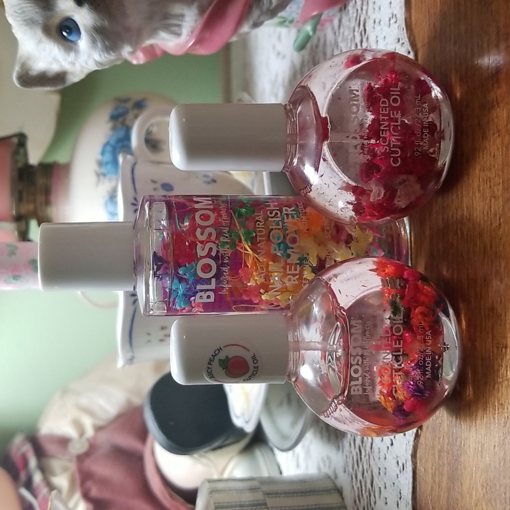 Blossom nail oli and polish remover